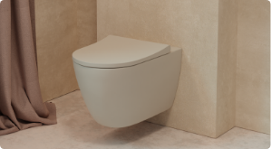 Toilettes modernes et épurées dans une salle de bain beige.