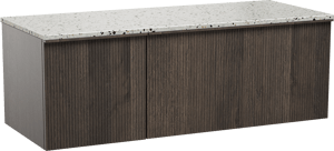 Balmani Forma zwevend badkamermeubel 135 x 55 cm gerookte eik met Stretto enkel of dubbel tablet in mat wit/zwart terrazzo, Verticale symmetrische rechte ribbel