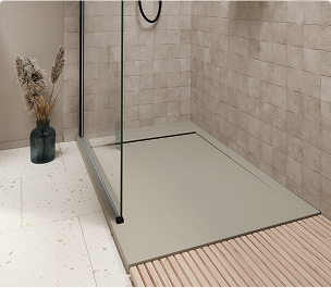 Douche à l’italienne avec receveur beige et paroi en verre sur sol carrelé clair – X²O Salles de Bains.