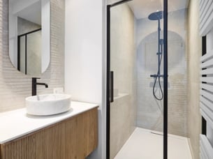 Komfortables Badezimmerdesign für Kristine