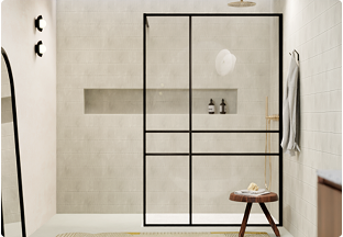 Moderne inloopdouche van X2O badkamers met zwart frame en nis in beige tegels