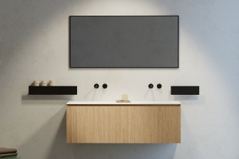 Modernes Badezimmer mit Holzwaschbeckenmöbel, schwarz-weißen Armaturen und minimalistischen Regalen.