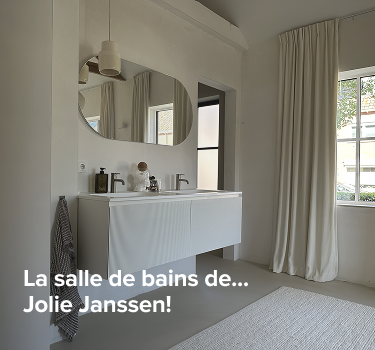 Salle de bains luxueuse x²o salles de bains avec meuble suspendu beige clair et texte français sur la salle de bains de Jolie Janssen.