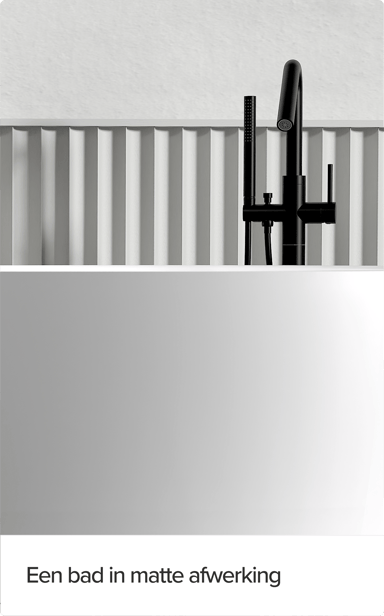 Detail van een vrijstaand matwit bad uit het x²o badkamers assortiment, met zwarte badkraan en ribbelstructuur op de wand erachter. Het minimalistische kleurgebruik zorgt voor een strakke, moderne uitstraling.