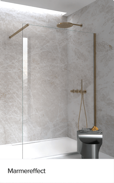 x²o badkamers douchehoek met marmerlook wanden in beige tinten, een inloopdouche met goudkleurige regendouche en glaswand. Bovenaan zorgt een lichtstrook voor natuurlijke verlichting.