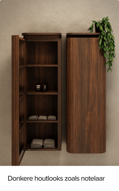 Twee hoge kolomkasten van donker hout met open deur, zichtbaar binnenin zijn handdoeken en flacons. De kasten staan tegen een beige wand. Typisch x²o badkamers design met warme materialen.