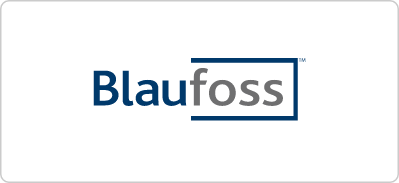 Logo von Blaufoss mit dem Markennamen in blauen und grauen Buchstaben innerhalb eines rechteckigen Rahmens auf weißem Hintergrund.
