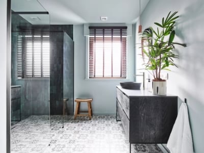 Originelles dunkles Badezimmer in Zwevegem