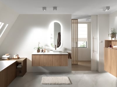 Aménagement d'une salle de bains avec mur incliné