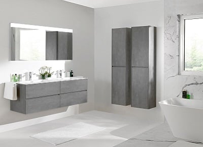 salle de bain baignoire armoire lavabo miroir