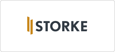 Logo von Storke mit einem goldfarbenen grafischen Element und dem Markennamen in dunklen Buchstaben auf weißem Hintergrund.