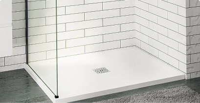 Receveur de douche blanc avec carrelage mural et profil minimaliste – X²O Salles de bains.