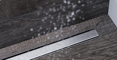 Douche à l’italienne avec caniveau en inox dans sol effet bois, eau en écoulement – X²O Salles de bains.