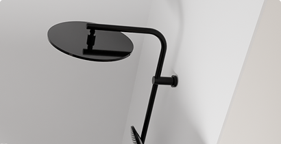 Douche pluie avec pommeau noir rond monté sur un mur blanc – disponible chez X²O Salles de Bains.