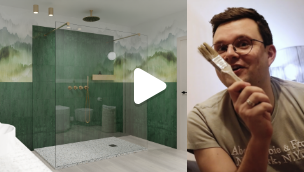 Video-thumbnail van een groene badkamer met glazen douchewand, gouden details en een man die in beeld een verfborstel vasthoudt, met afspeelicoon.
