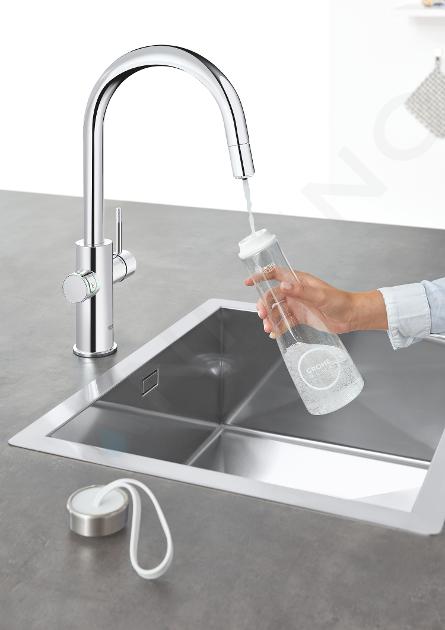 Keukenkraan met een waterfles die wordt gevuld in een roestvrijstalen gootsteen.
