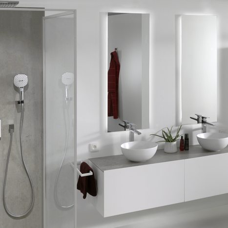 Moderne badkamer met witte waskommen op zwevend meubel en glazen douchewand met regendouche.