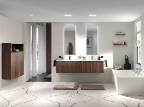 Geräumiges Badezimmer mit Holz-Waschbeckenmöbel, Doppelwaschbecken, beleuchteten Spiegeln und freistehender Badewanne.