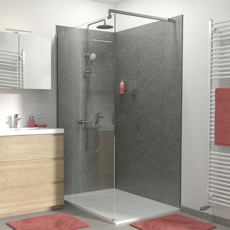 Moderne inloopdouche met glazen wand, regendouche, wastafelmeubel en vloerkleden