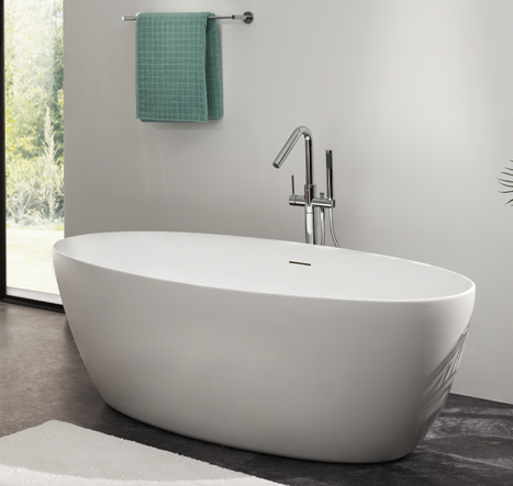 Freistehende weiße Badewanne mit weichen Rundungen in einem modernen Badezimmer von x²o Badezimmer, vor einem großen Fenster platziert und ergänzt durch eine freistehende Badarmatur und einen Wandhandtuchhalter.