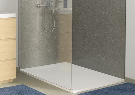 Weiße Duschwanne mit Glasduschwand und grauen Wandfliesen, kombiniert mit einem hellen Badmöbel aus Holz. Die bodengleiche Verarbeitung sorgt voor een strakke uitstraling. Diese Dusche von x²o Badezimmer steht für zeitloses Design und einfache Pflege.