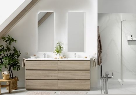 Complete badkamer van x²o badkamers met een licht en ruimtelijk ontwerp onder een schuin dak. Centraal staat een houten wastafelmeubel met twee waskommen en bijpassende spiegels. De ruimte wordt aangevuld met een inloopdouche, lichte vloer- en wandafwerking en natuurlijke decoratie zoals planten.