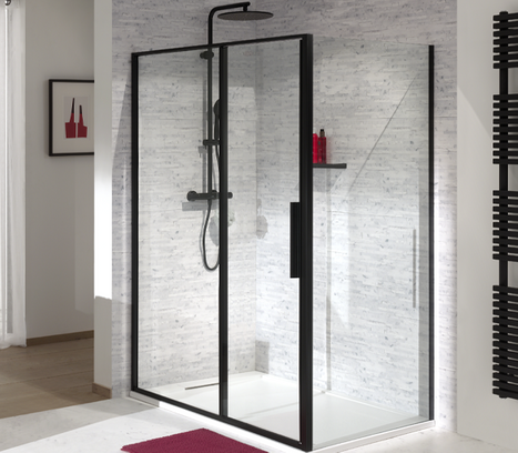 Inloopdouche met zwarte profielen en transparant glas, geplaatst tegen lichtgrijze wandtegels. De douche is voorzien van een zwarte regendouche en toont een onderhoudsvriendelijke doucheopstelling van x²o badkamers.