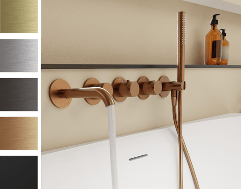 Salle de bains élégante avec robinet de bain mural Blaufoss en cuivre et douchette à main, entourée de tons terreux chaleureux. Différentes finitions visibles à gauche de l’image. Disponible exclusivement chez X²O Salle de bains.