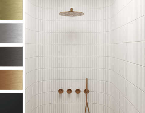 Mur de douche avec carrelage blanc et douche de tête cuivrée, disponible chez X²O Salles de Bains