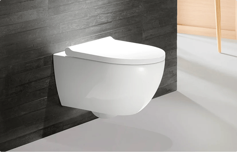 Glänzend weißes Geberit Hänge-WC von x²o Badezimmer vor einer dunklen Fliesenwand in einem modernen Badezimmer.