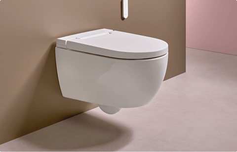 Mattweißes Geberit Dusch-WC von x²o Badezimmer mit schwebendem Design in einem minimalistischen Toilettenraum.