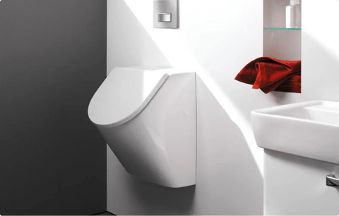 Glänzend weißes Geberit Urinal von x²o Badezimmer mit minimalistischem Design in einem modernen Sanitärraum.