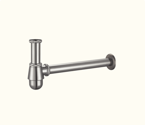 Un siphon de lavabo en métal brossé avec raccord mural visible, accessoire technique essentiel de x²o badkamers.