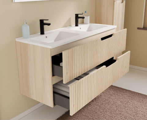 Badkamermeubel van x²o badkamers met dubbele wastafel, lichte houtstructuur en open lades waarin opbergruimte zichtbaar is.
