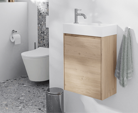 Klein badkamermeubel van x²o badkamers met houten kast, witte wastafel en wandtoilet in compacte badkameropstelling.