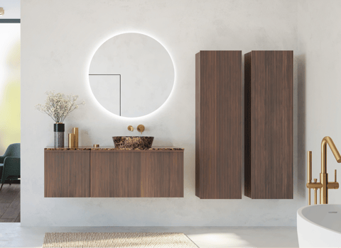 Minimalistische badkamer van x²o badkamers met zwevend houten meubel, ronde verlichte spiegel en hoge kast in warm houtdecor tegen een lichte muur.