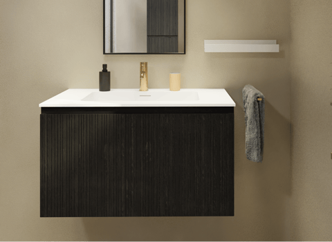 Badkamermeubel van x²o badkamers met geribbeld donker front, witte wastafel en zwarte accessoires tegen warme muur.