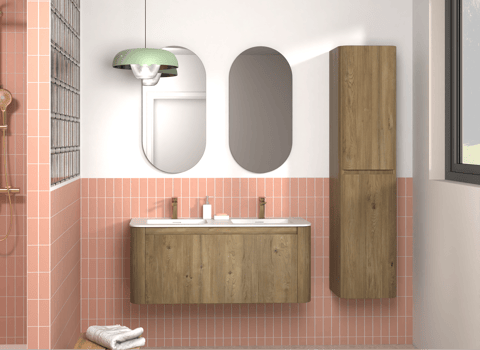 Badkamer van x²o badkamers met houten meubel, afgeronde spiegel, roze wandtegels en moderne accessoires.