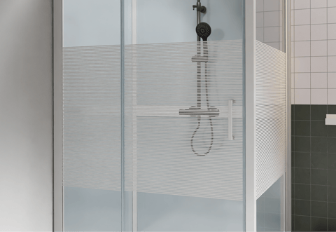 Duschkabine von X²O Badezimmer mit sandgestrahltem Glas für mehr Privatsphäre.