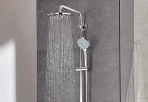 Detail einer Regendusche mit fließendem Wasser in der Duschkabine – Duschkomfort von X²O Badkamers.