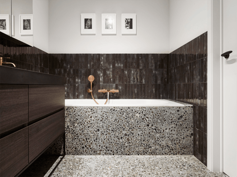 Ruwe staat van een badkamer in aanbouw