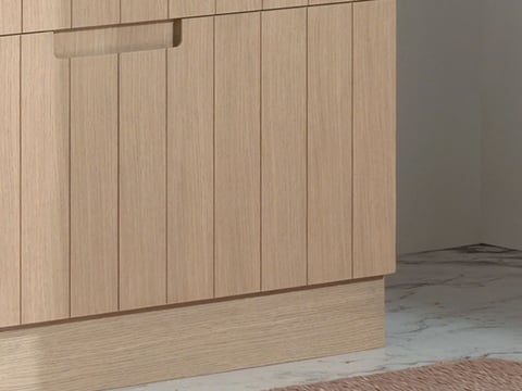 Detail van een houten wastafelmeubel met verticale lijnen, geïntegreerde handgreep en moderne uitstraling.