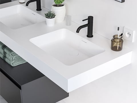Moderne badkamer met houten wastafelmeubel, dubbele wastafel, grote spiegels, zwarte kranen, zwarte opbergkast, betegelde douchewanden en groot raam.