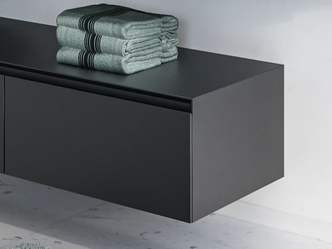 Zwevend zwart badkamermeubel met greeploze lades, minimalistisch en modern design voor stijlvolle opslag.
