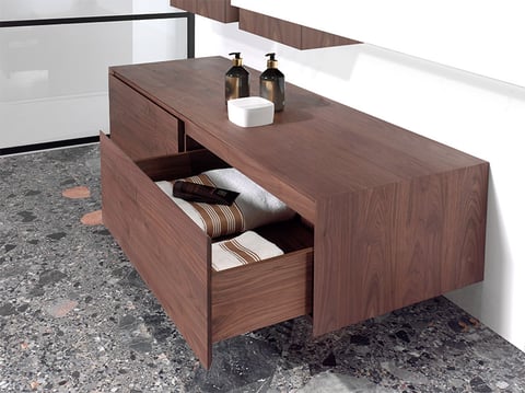 Zwevend houten badkamermeubel met open lades voor opbergruimte, modern en stijlvol design.