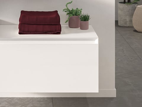 Zwevend wit badkamermeubel met strak design, ideaal voor extra opbergruimte en moderne inrichting.