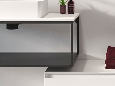 Badkamermeubel met wit blad en zwart metalen frame, open design voor een moderne en minimalistische stijl.