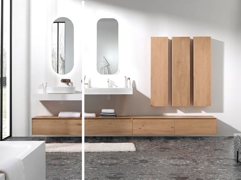Modern houten badkamermeubel met dubbele wastafel, ovale spiegels en wandkasten, strak en stijlvol design.