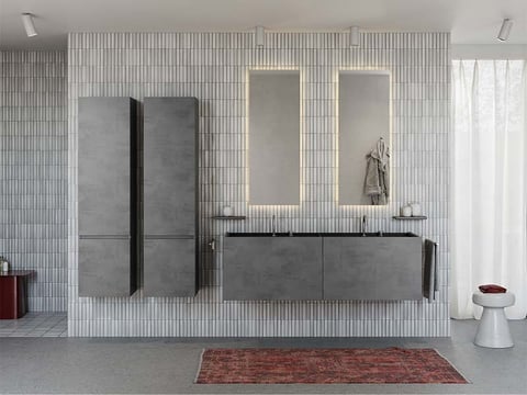 Zwevend grijs badkamermeubel met dubbele wastafel, hoge wandkasten en verlichte spiegels, modern design.