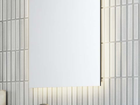 Moderne spiegelkast met geïntegreerde LED-verlichting, strak design en extra opbergruimte in de badkamer.